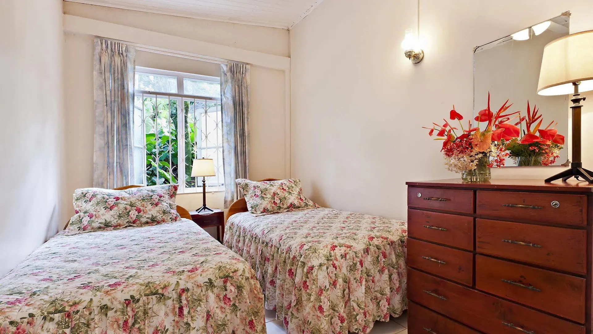 La Dauphine Estate Hotel Jalousie